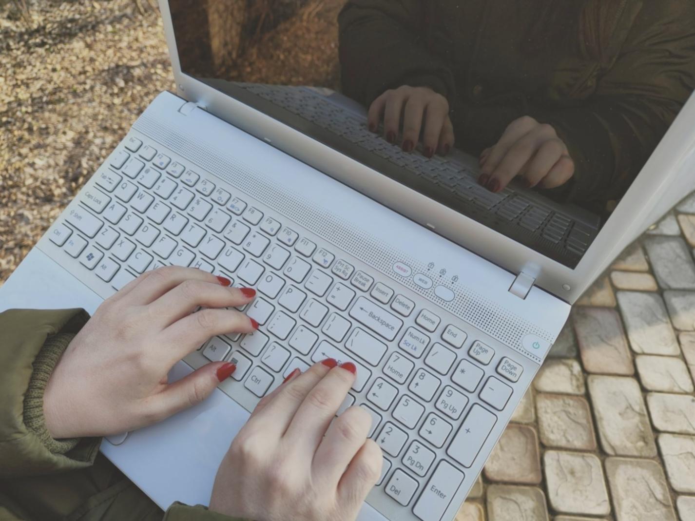 Sesión de trabajo en grupo sobre modelos financieros empresariales