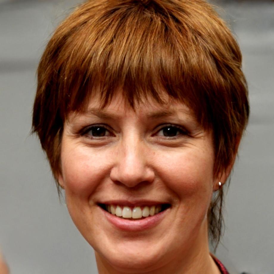 Retrato profesional de Clara Mendoza, consultora financiera estratégica